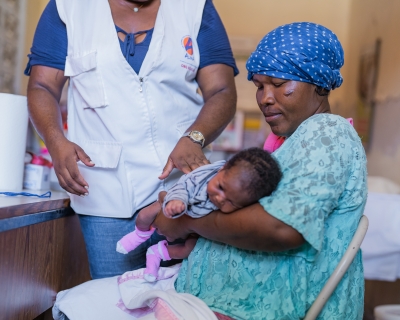 Samedi Modeline, who received care through ALIMA’s mobile clinic, with her newborn daughter Naily. 